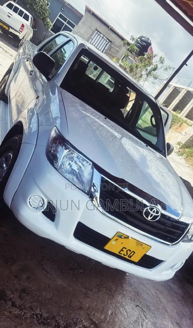 Toyota Hilux 2013 White