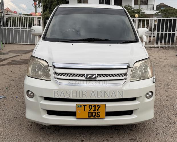Toyota Noah 2005 White