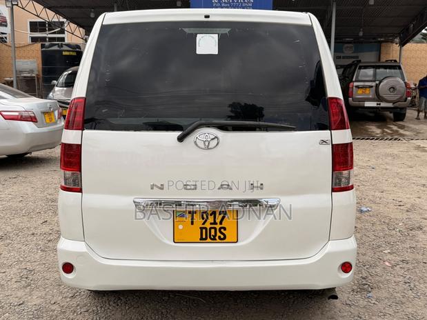 Toyota Noah 2005 White