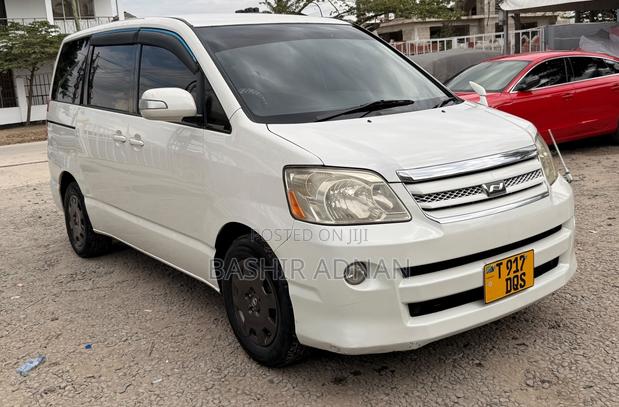 Toyota Noah 2005 White