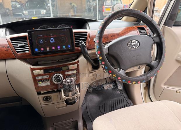Toyota Noah 2005 White