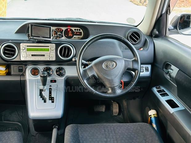Toyota Corolla Rumion 2010 Silver