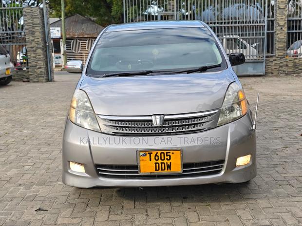 Toyota ISIS 2009 Silver