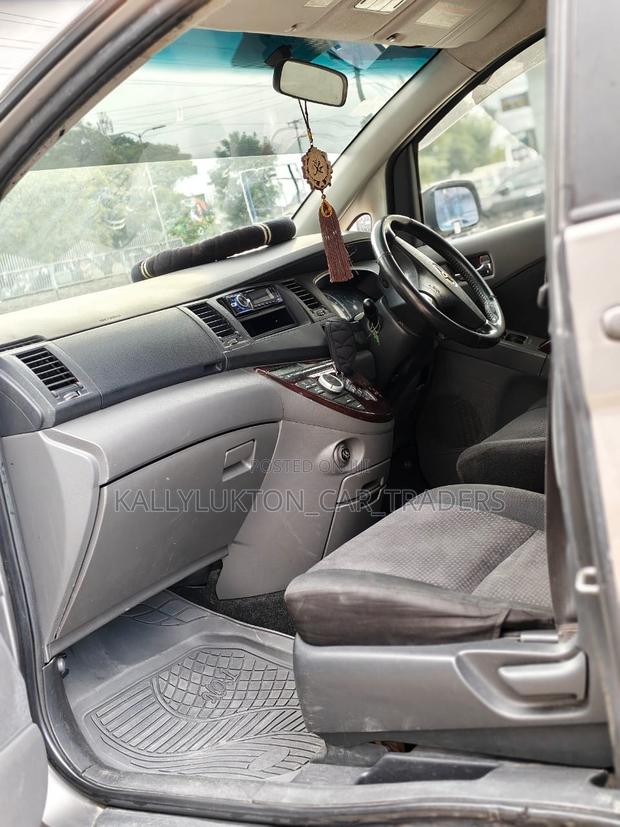 Toyota ISIS 2009 Silver