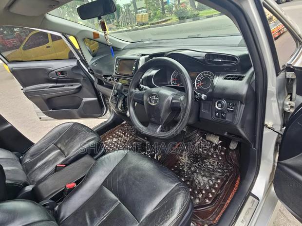 Toyota Wish 2011 Silver