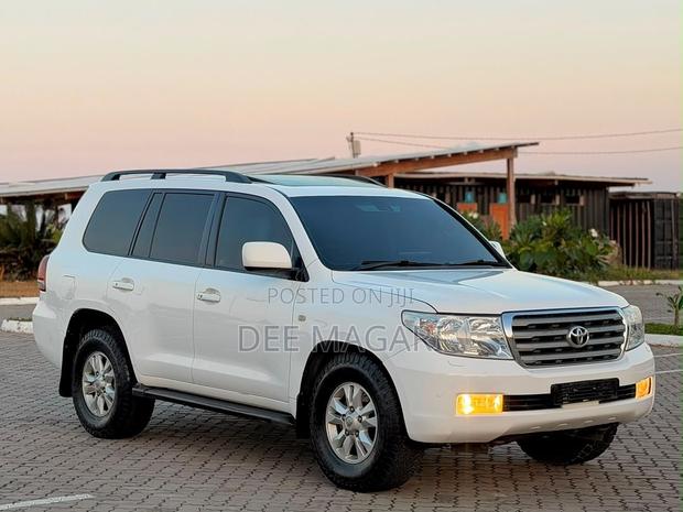 Toyota Land Cruiser 2011 White