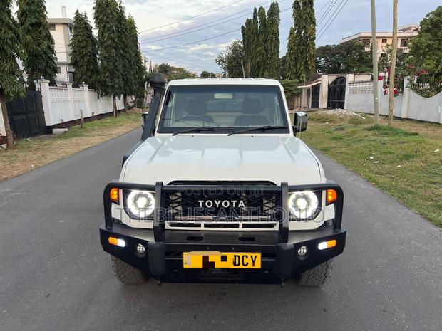 Toyota Land Cruiser 2004 White