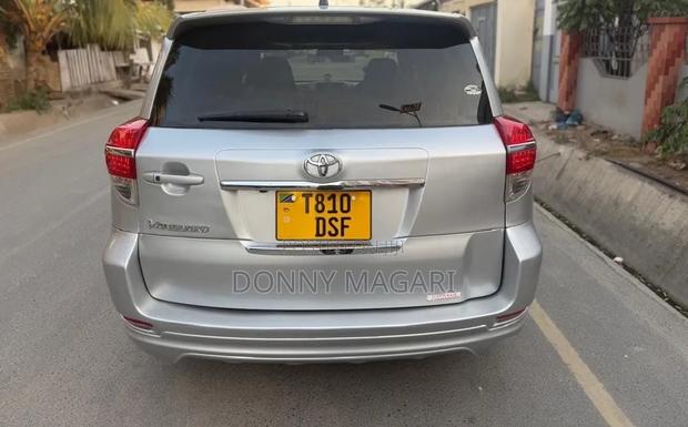 Toyota Vanguard 2010 Silver