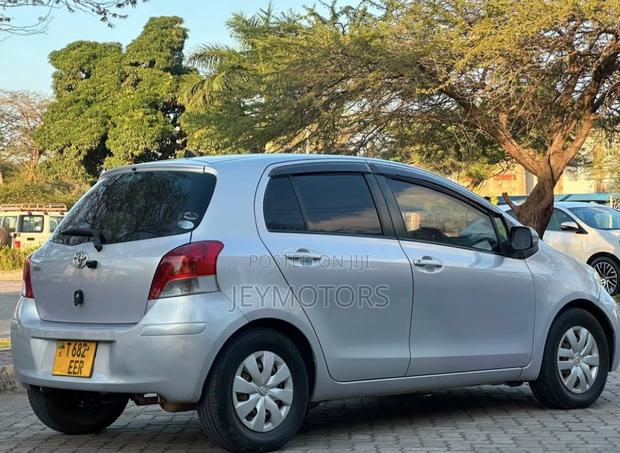 Toyota Vitz 2007 Silver