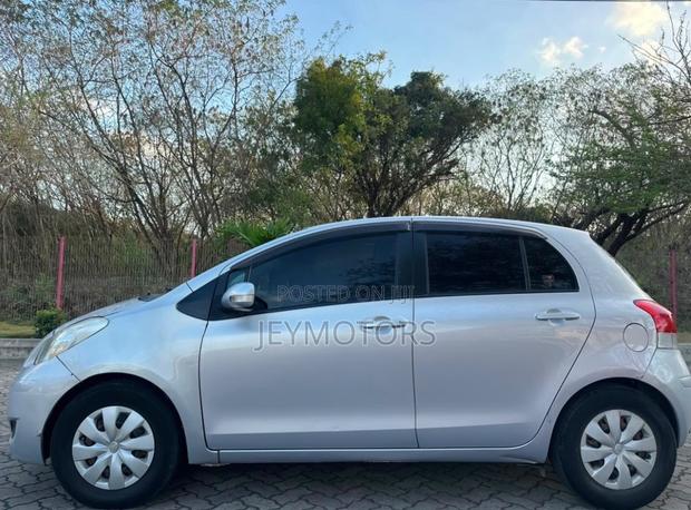 Toyota Vitz 2007 Silver