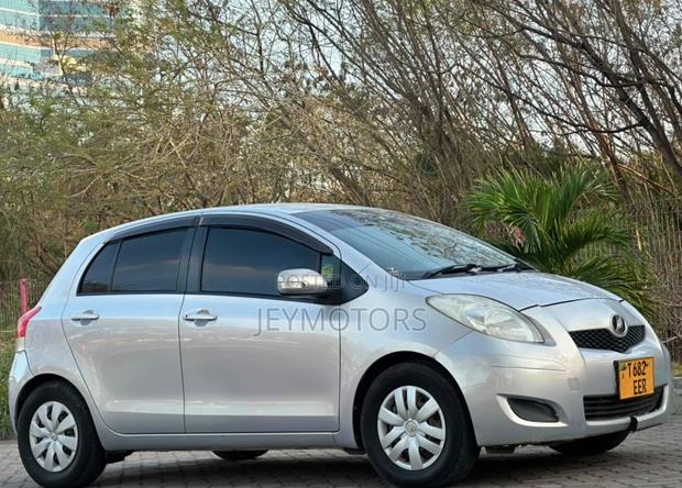 Toyota Vitz 2007 Silver