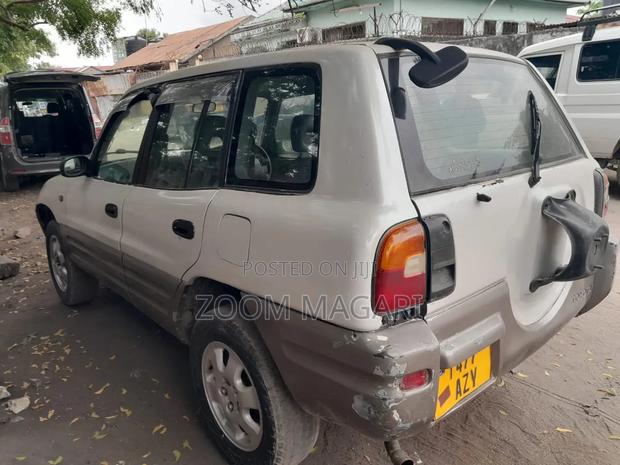 Toyota RAV4 1999 Off white