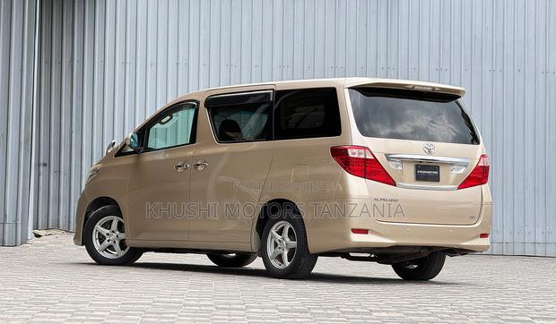 Toyota Alphard 2009 Gold