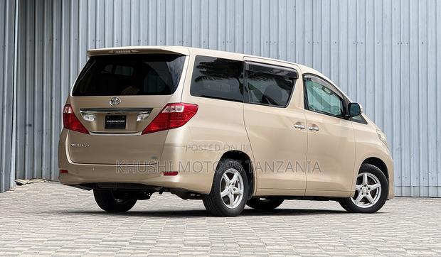 Toyota Alphard 2009 Gold