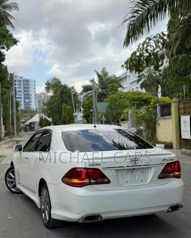 Toyota Crown 2009 White
