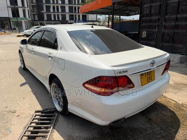 Toyota Crown 2009 White