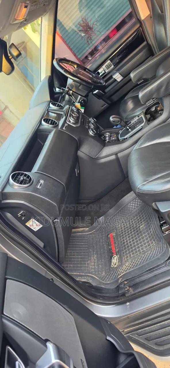 Land Rover Discovery 2011 Gray