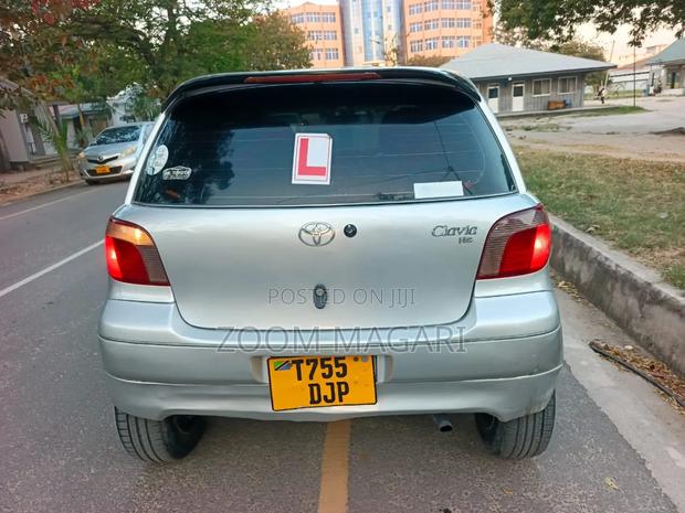 Toyota Vitz 2004 Silver