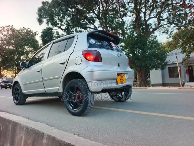 Toyota Vitz 2004 Silver