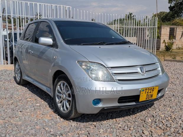 Toyota IST 2004 Silver