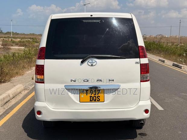 Toyota Noah 2006 Off white