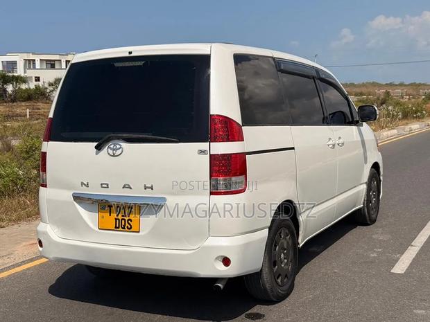 Toyota Noah 2006 Off white