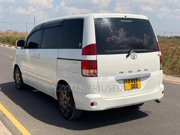 Toyota Noah 2006 Off white