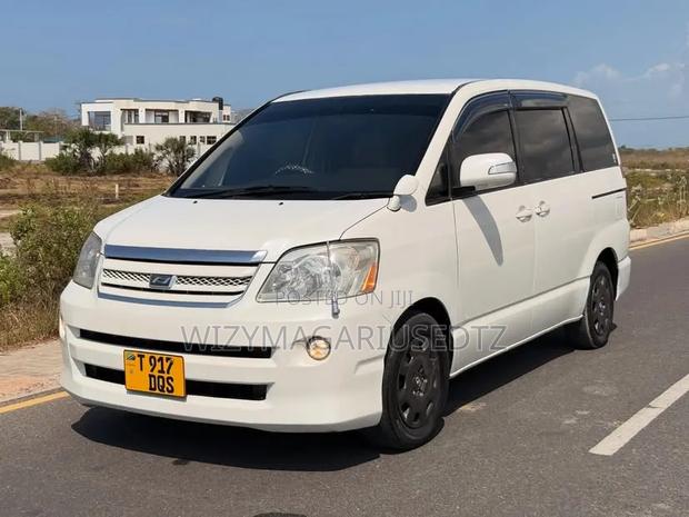 Toyota Noah 2006 Off white