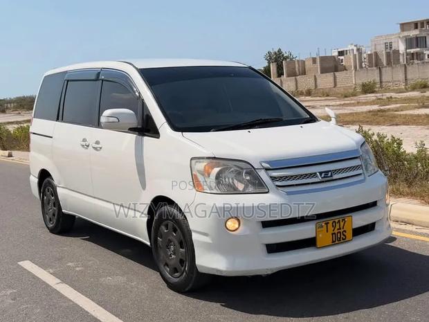Toyota Noah 2006 Off white