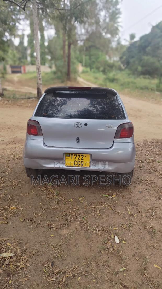 Toyota Vitz 2000 Silver