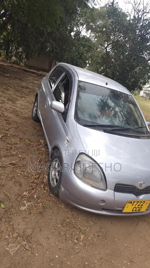 Toyota Vitz 2000 Silver