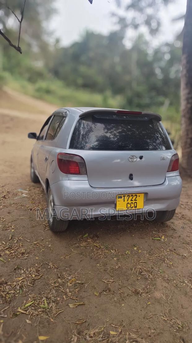 Toyota Vitz 2000 Silver