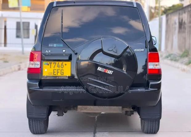 Mitsubishi Pajero 2001 Black
