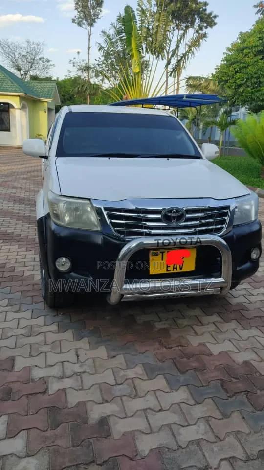 Toyota Hilux 2012 White
