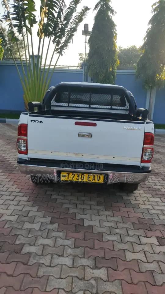 Toyota Hilux 2012 White