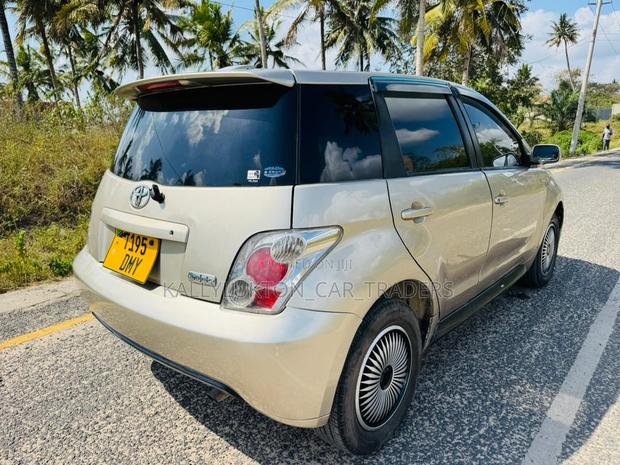 Toyota IST 2005 Gold