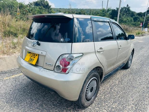 Toyota IST 2005 Gold