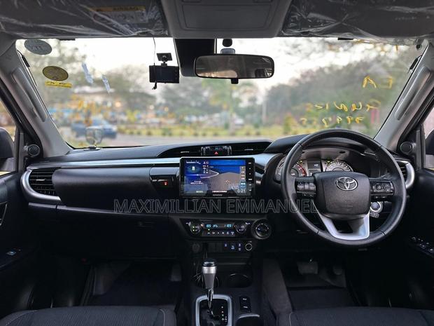 Toyota Hilux 2023 Green