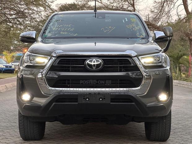 Toyota Hilux 2023 Green