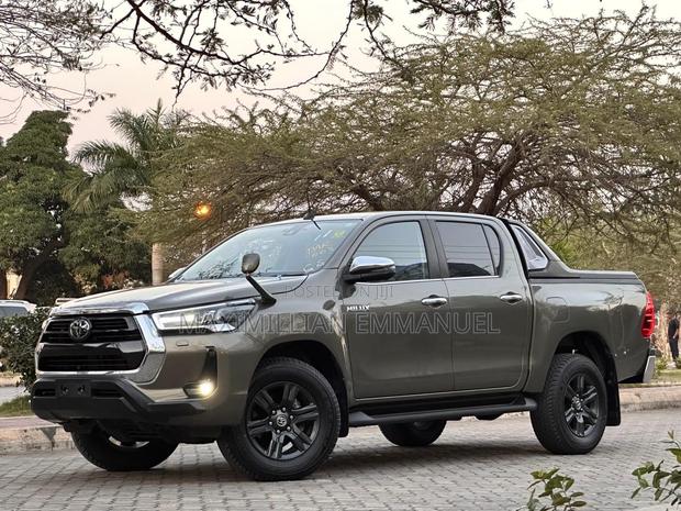 Toyota Hilux 2023 Green