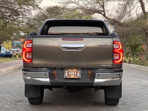 Toyota Hilux 2023 Green