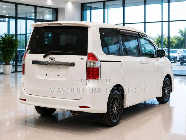 Toyota Noah 2.0 143hp AWD (7 Seater) 2007 White