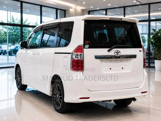 Toyota Noah 2.0 143hp AWD (7 Seater) 2007 White