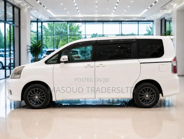Toyota Noah 2.0 143hp AWD (7 Seater) 2007 White