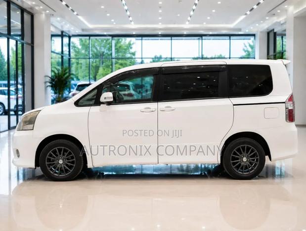 Toyota Noah 2.0 143hp AWD (7 Seater) 2007 White