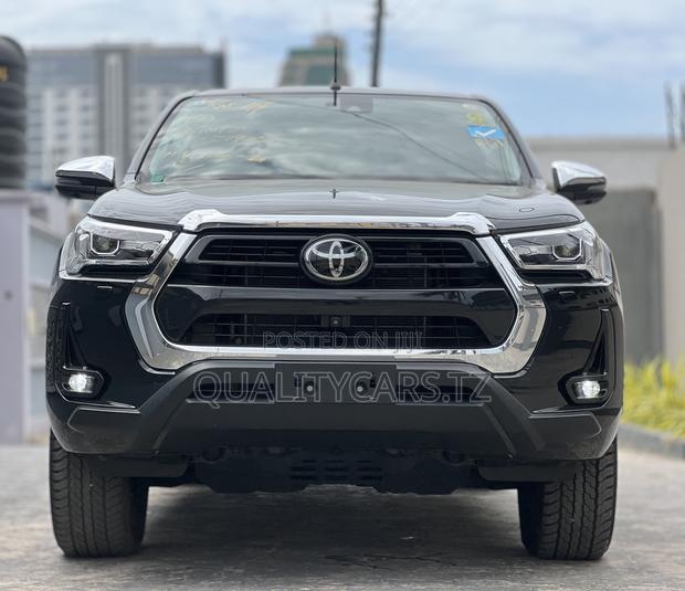 Toyota Hilux 2024 Black