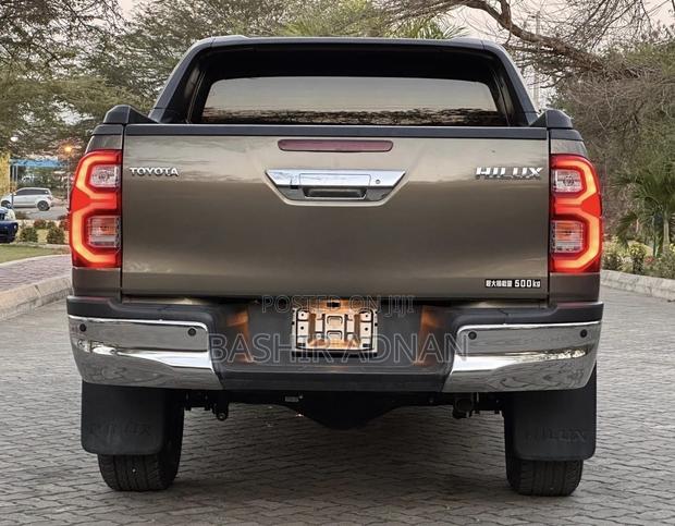 Toyota Hilux 2023 Green