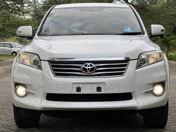 Toyota Vanguard 2010 White