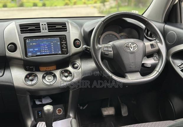 Toyota Vanguard 2010 White