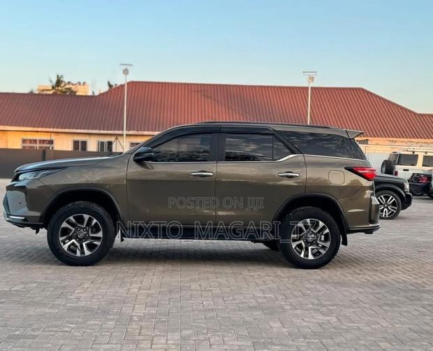 Toyota Fortuner 2023 Gray